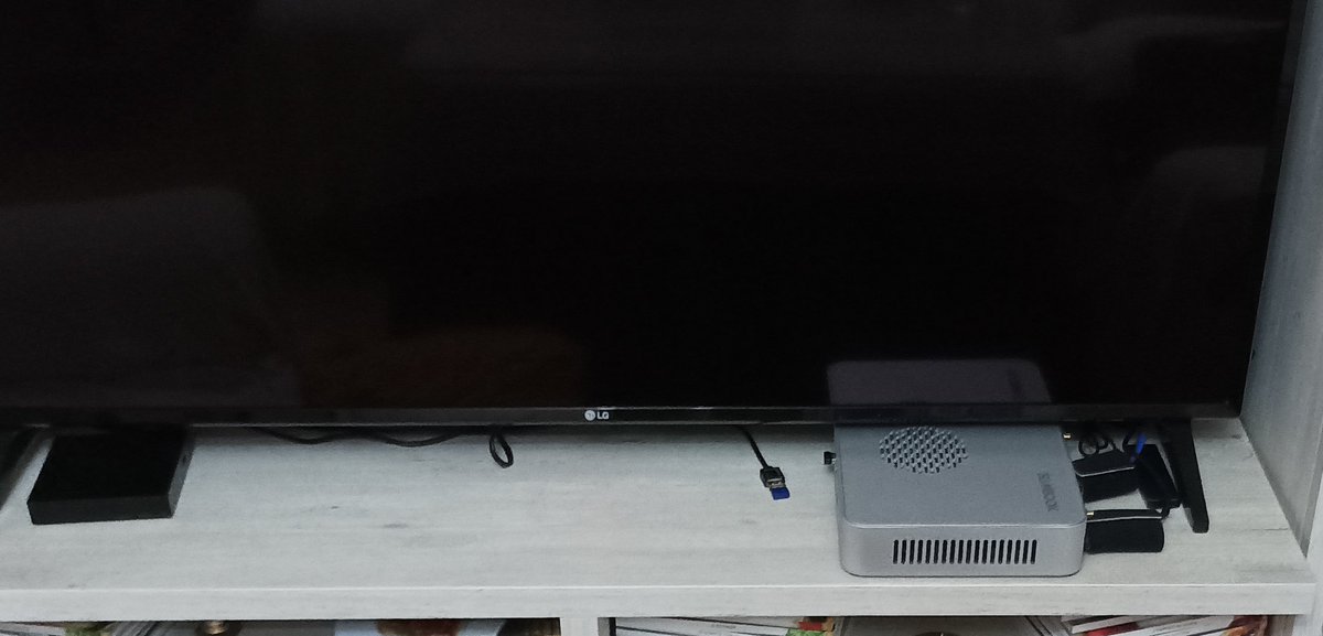 _iandatux_'s tweet photo. Lugar preferente en el salón para un #minipc #Premium. Gracias a @SlimbookEs por haberme preparado esta pequeña gran maquina. https://t.co/aaQd6u67ke