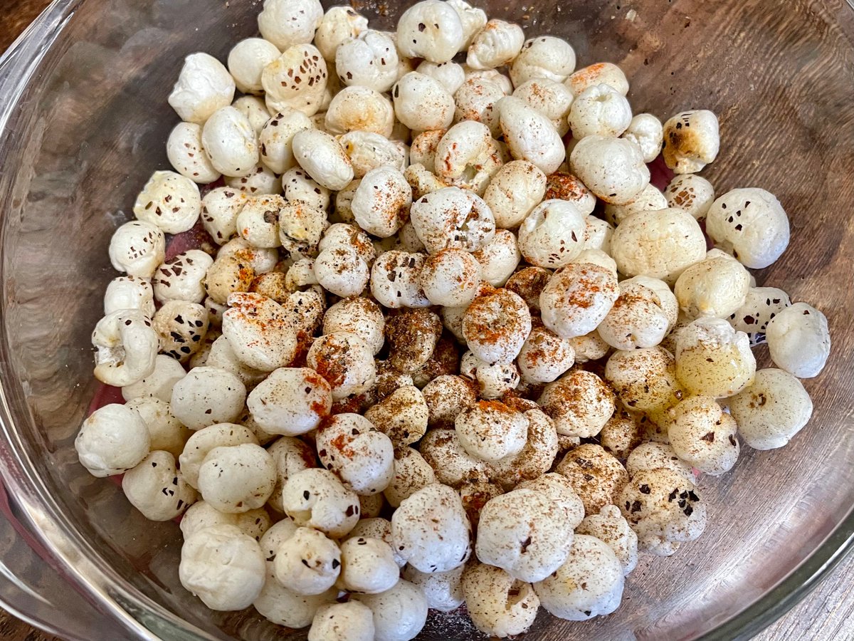 elazfoodchannel's tweet photo. #MothersDay #DryRoasted #Foxnuts #Makhana #snack #spices 
My teenage son made these Savory Foxnuts  (my favorite snack) for me ❤️
Note: Also working on some secret dessert/sweet…🤔 https://t.co/WXZn6WRXOh