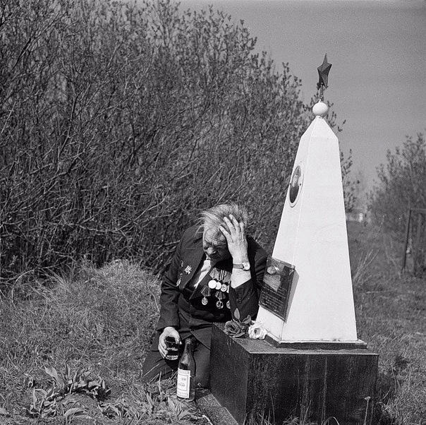 Участник Курской битвы, штурма Берлина Николай Фомин на могиле своего однополчанина. 9 мая 1980 года.