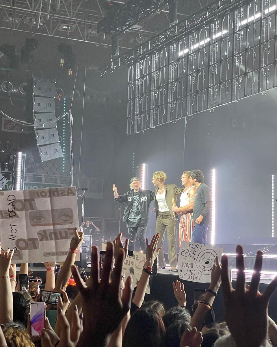 ily2cal's tweet photo. ieri è stata la serata più bella della mia vita. non sono mai e dico mai stata così felice. mi sentivo a casa con le persone che amo di più, i 5sos e chiara.
è stato tutto magico, dal primo all’ultimo secondo. è inspiegabile come io mi sia sentita ieri, ero incredula, felice + https://t.co/R8SRvuqUG4