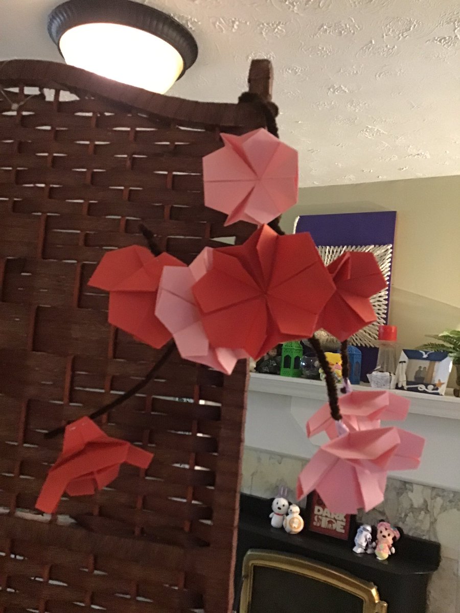 hollie__pollard's tweet photo. My daughter loves doing #orgami. No bought flowers for mom this year. She created these. https://t.co/iB5soUO3Ok