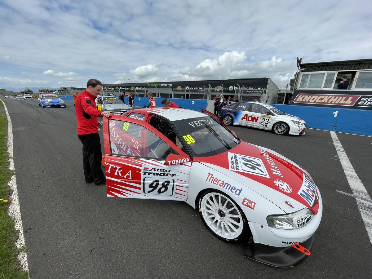 DuncV's tweet photo. Fan boy picture today ! @jclelandracing that Vectra ❤️👍🏻 #carbonfiber #supertourer https://t.co/OMBTjiFkHb