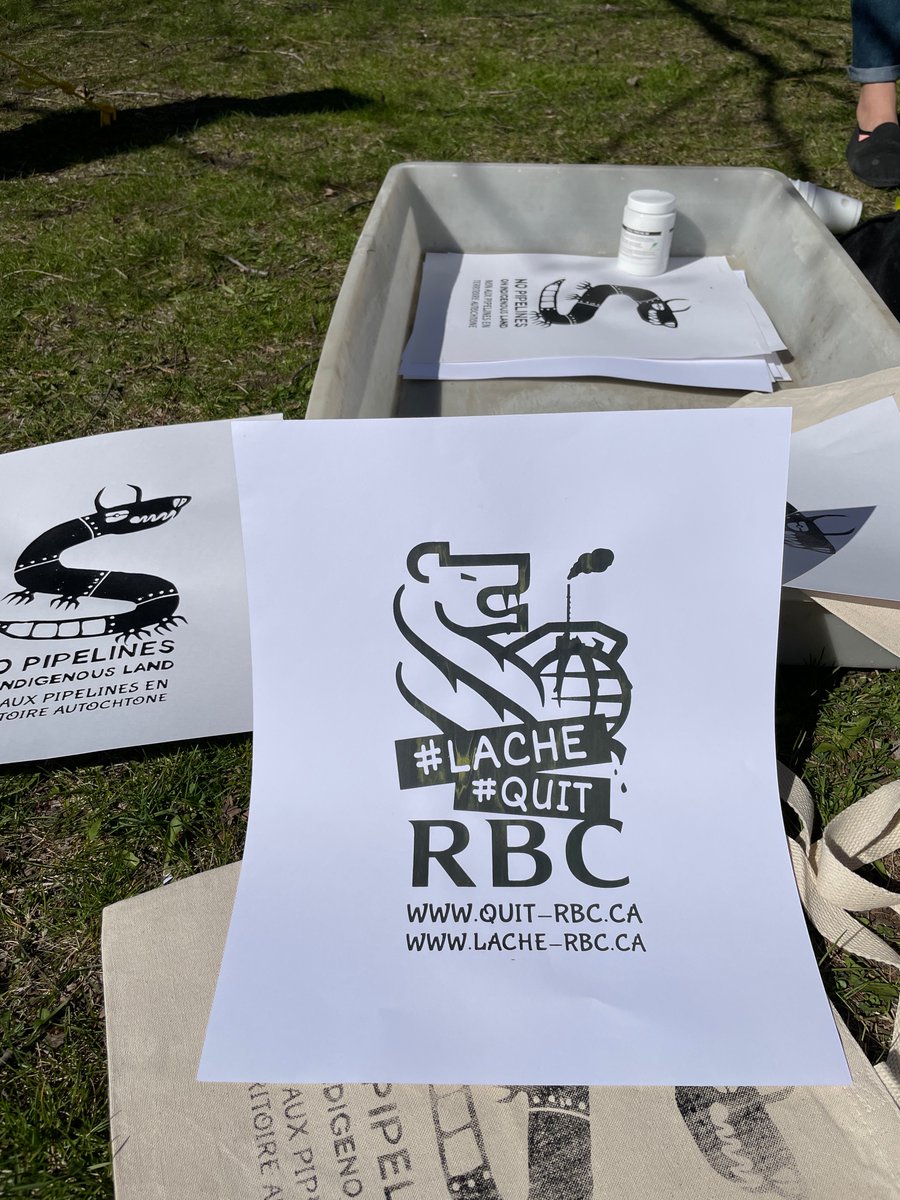 rushmew's tweet photo. #QuitRBC #LacheRBC
No pipelines on Indigenous Land
@rbc
Screen-printing of posters and bags spotted at Jarry Parc! via @QuitRbc https://t.co/lwSZpLAjLY