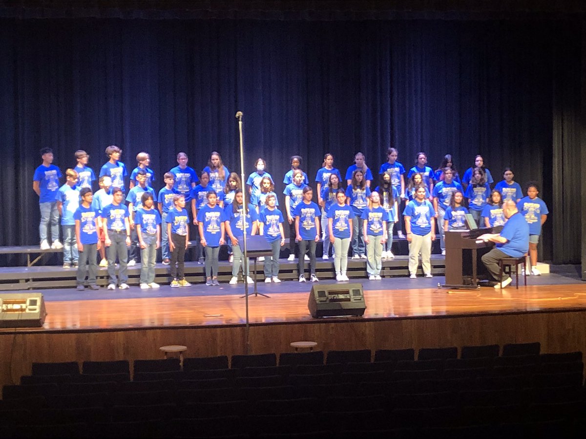 silvasing75's tweet photo. Schlitterbahn Sound Waves Choir Competition—straight “1”s from the judges!  And now swim time! #schlitterbahn #workthenplay https://t.co/hENsPD2HcJ