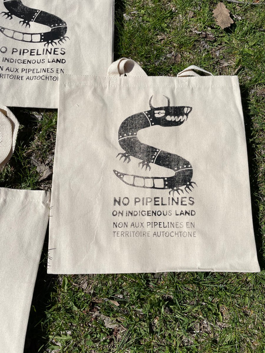 rushmew's tweet photo. #QuitRBC #LacheRBC
No pipelines on Indigenous Land
@rbc
Screen-printing of posters and bags spotted at Jarry Parc! via @QuitRbc https://t.co/lwSZpLAjLY