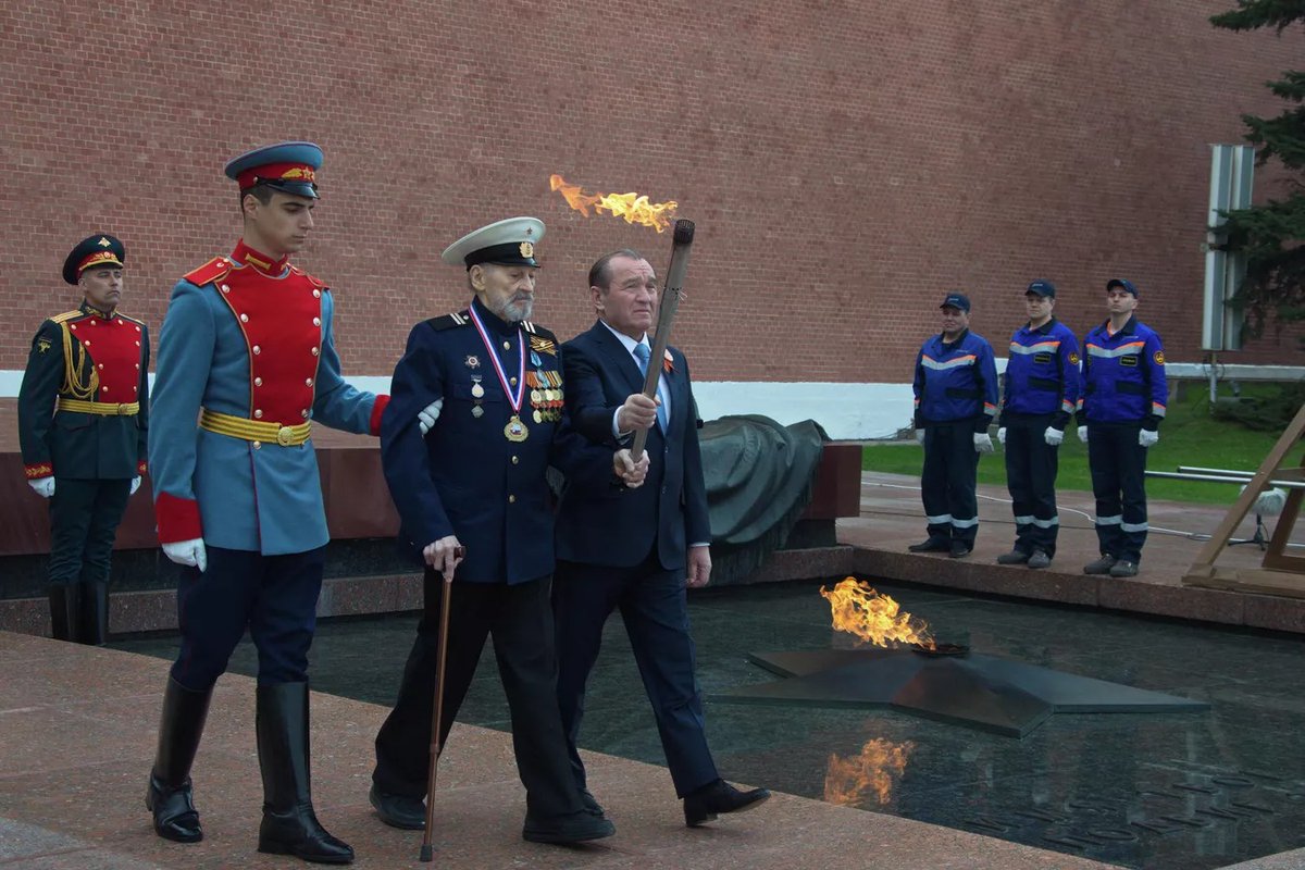 когда в москве зажгли вечный огонь. неизвестный солдат. москва вечный огонь могила неизвестного солдата. александровский сад москва могила неизвестного солдата. мемориал неизвестный солдат в москве.