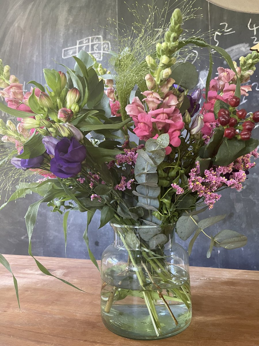 ulrikegrandi's tweet photo. 🦆mein wundervolles Team 🦆hat mir Blumen zum #Muttertag geschickt und ich finde, sie sind einfach die allerbesten DeepTech Ducklings. Danke! @pauldergaertner @zimmisyb @BarkeiMarie @GottyGottstein https://t.co/eCBvzHggxy