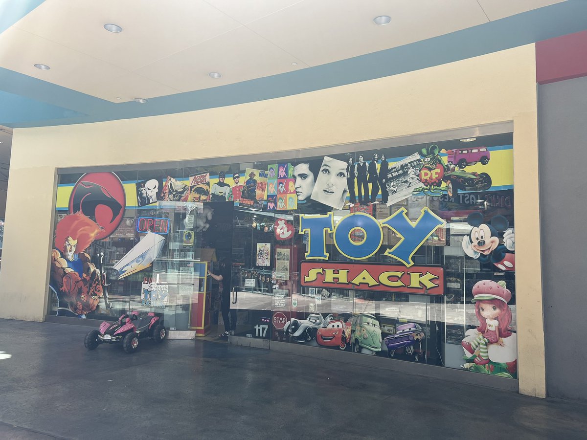johnnykats's tweet photo. A Sunday walk to this scene … #Neonopolis Dick’s Last Resort, Toy Shack, “Faaabulous Drag Brunch” @NotorietyLiveLV @EdieEntertainer #RJnow @reviewjournal https://t.co/Z0XDcCpFfF
