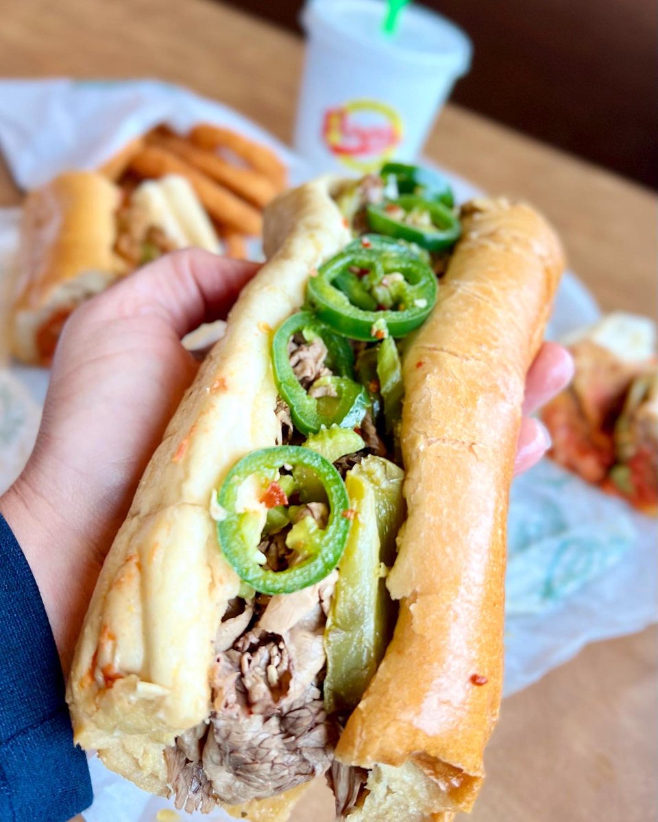 ant_kneee's tweet photo. Congrats to @PopsBeef on celebrating 42 years in business. Their #beef #sandwich is topped with a unique #hot #giardinera. I was really impressed with “The Godfather”, a breaded steak sandwich topped with sauce, cheese &amp; peppers. Cheers to #Chicago style food! #PopsBeef https://t.co/nJyNelinH5