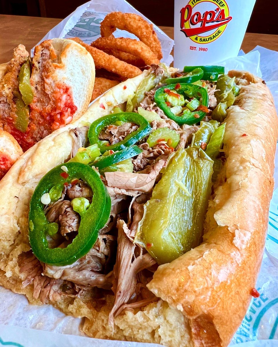 ant_kneee's tweet photo. Congrats to @PopsBeef on celebrating 42 years in business. Their #beef #sandwich is topped with a unique #hot #giardinera. I was really impressed with “The Godfather”, a breaded steak sandwich topped with sauce, cheese &amp; peppers. Cheers to #Chicago style food! #PopsBeef https://t.co/nJyNelinH5