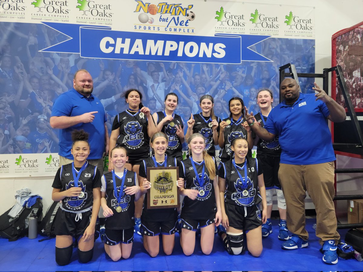 Claire_R_2026's tweet photo. Total team effort this weekend! Brought home some new hardware #kybluedevils #kbd #kentuckybluedevils #2026 #hoist #ivlevelhydration
#basketball #girlsbasketball #exposurebasketball #collegerecruiting #girlgoals #collegebasketball #collegehoops #hoops #basketballislife https://t.co/4cSuPWj06r