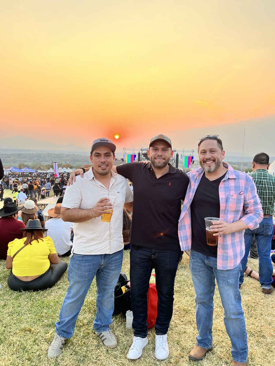 hecvitru's tweet photo. Grandes Amigos!!! https://t.co/tSSqRfGDY7