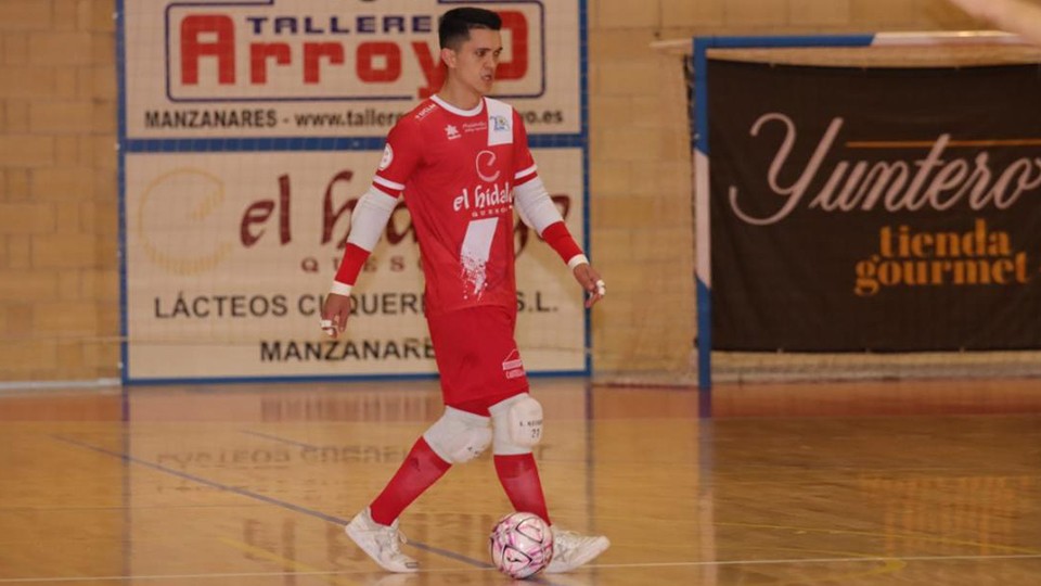 FutbolBaseCeuta's tweet photo. Antonio Navarro, jugador de Manzanares Quesos El Hidalgo, con el balón.VÍDEO

https://t.co/079NdS8mE8 https://t.co/J6nk4yQ4oj