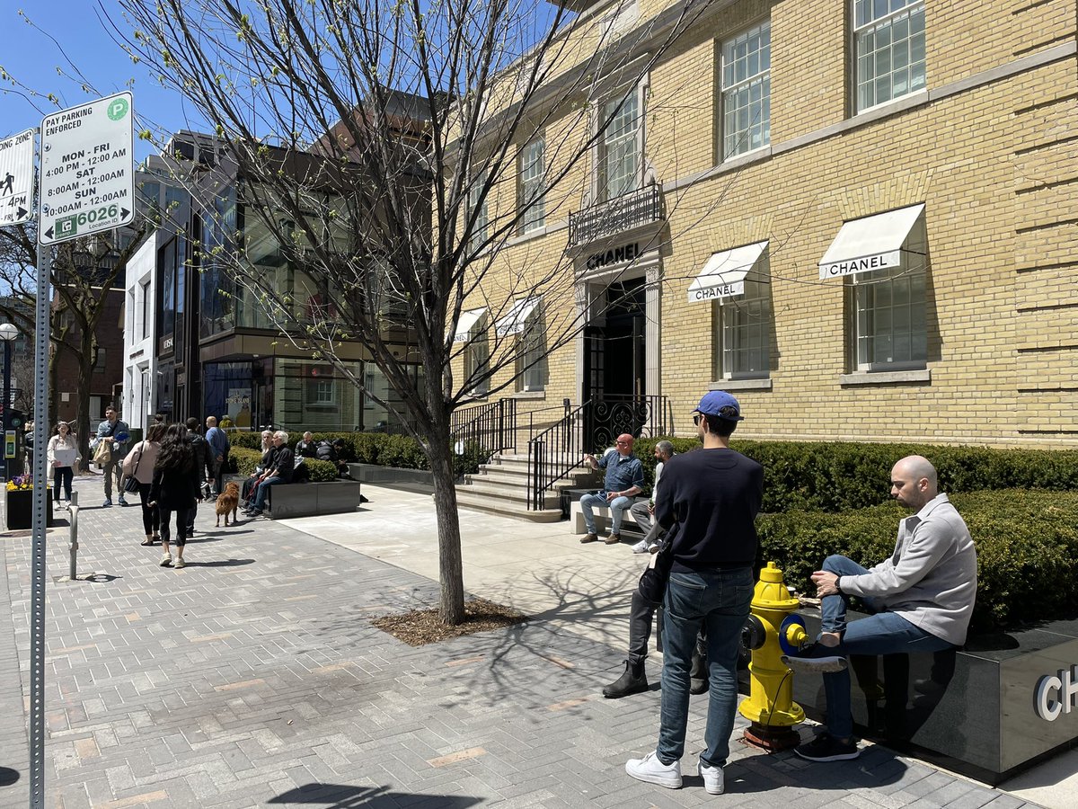 AlexDRMather's tweet image. (Outside the park itself, the majority of seating options in the neighbourhood are offered by private businesses, as is the case most places in Toronto. #sitTO)