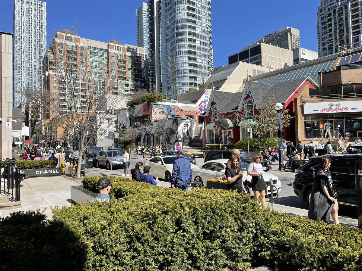 AlexDRMather's tweet image. (Outside the park itself, the majority of seating options in the neighbourhood are offered by private businesses, as is the case most places in Toronto. #sitTO)
