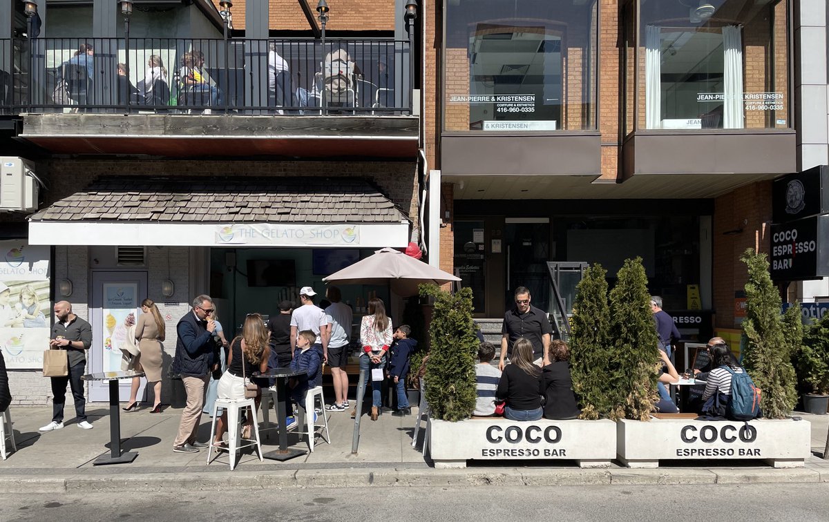 AlexDRMather's tweet image. (Outside the park itself, the majority of seating options in the neighbourhood are offered by private businesses, as is the case most places in Toronto. #sitTO)