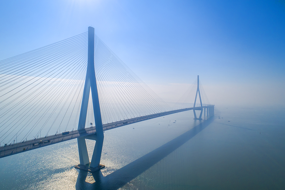 ChinaDaily's tweet photo. #ChinaCanvas Aerial photographs of Xiamen-Zhangzhou Bridge, connecting Xiamen with Zhangzhou in Fujian province, show its splendor on a clear day. https://t.co/HJerMJUidu