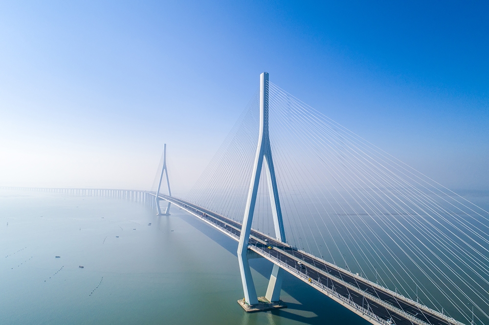 ChinaDaily's tweet photo. #ChinaCanvas Aerial photographs of Xiamen-Zhangzhou Bridge, connecting Xiamen with Zhangzhou in Fujian province, show its splendor on a clear day. https://t.co/HJerMJUidu