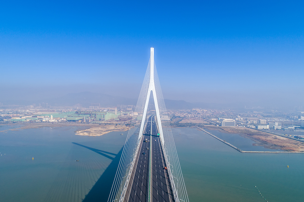 ChinaDaily's tweet photo. #ChinaCanvas Aerial photographs of Xiamen-Zhangzhou Bridge, connecting Xiamen with Zhangzhou in Fujian province, show its splendor on a clear day. https://t.co/HJerMJUidu
