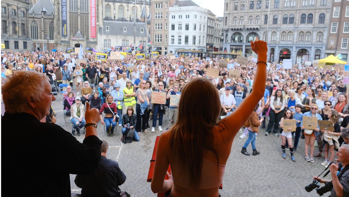 Gisteren was de @baasineigenbuik demonstratie met 1000+ mensen. We hebben dit in een paar dagen met een paar mensen georganiseerd. Ik ben enorm onder de indruk van iedereen die bereid was te helpen, spreken en protesteren.

Samen voor het abortusrecht. ✊

📸 Jonas van Impe