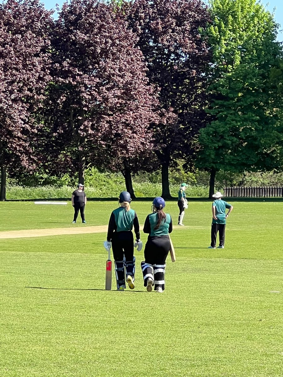 Opening bats Georgia and Zoe G, we’re chasing 121 🏏
#11plusteacher