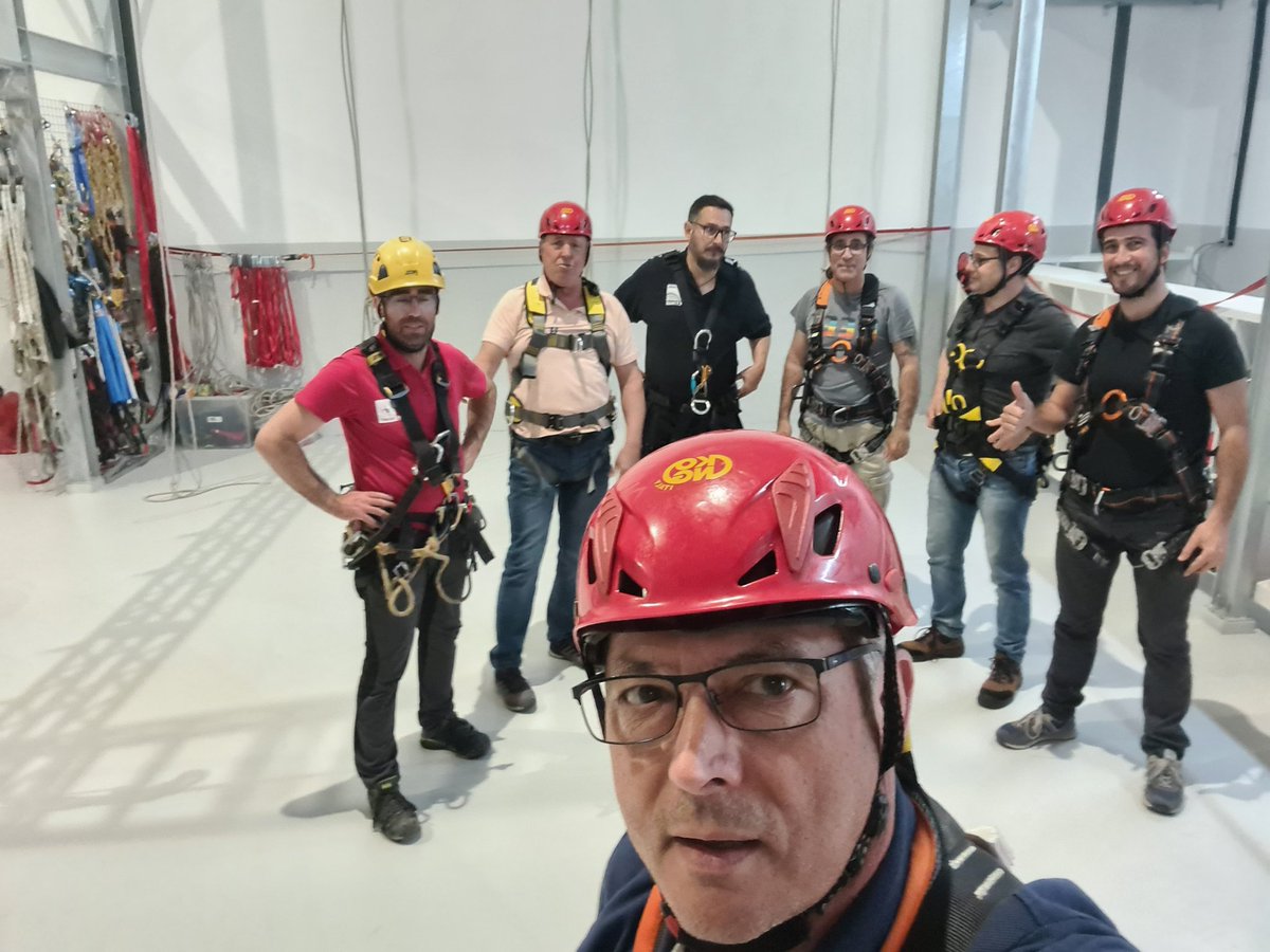ct1cjj's tweet photo. Yesterday we did our first training "How to climb Ham radio towers on security" Special tnx to our coatch João, CT2IMG, professional in this área and to OUTSIDE WORKS, amazing facilities, https://t.co/YHZQrtKIvu https://t.co/GmBdSlthA9
