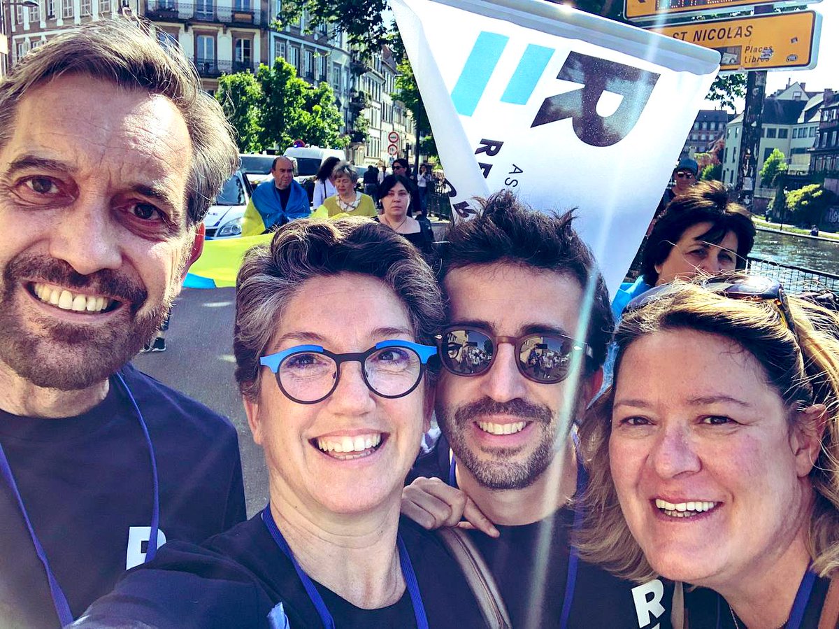 fxmenou's tweet photo. Depuis deux ans, elle nous a aidé à résister, elle nous a protégé, elle nous a soigné.
Aujourd’hui elle est aux côtés d’un peuple et d’un État voisin sauvagement agressés.

L’Europe méritait bien une marche à la veille du 9 mai. 🚶🏻‍♂️🇪🇺🙏🏼 @RenaissanceUE https://t.co/erPCqpkRo9