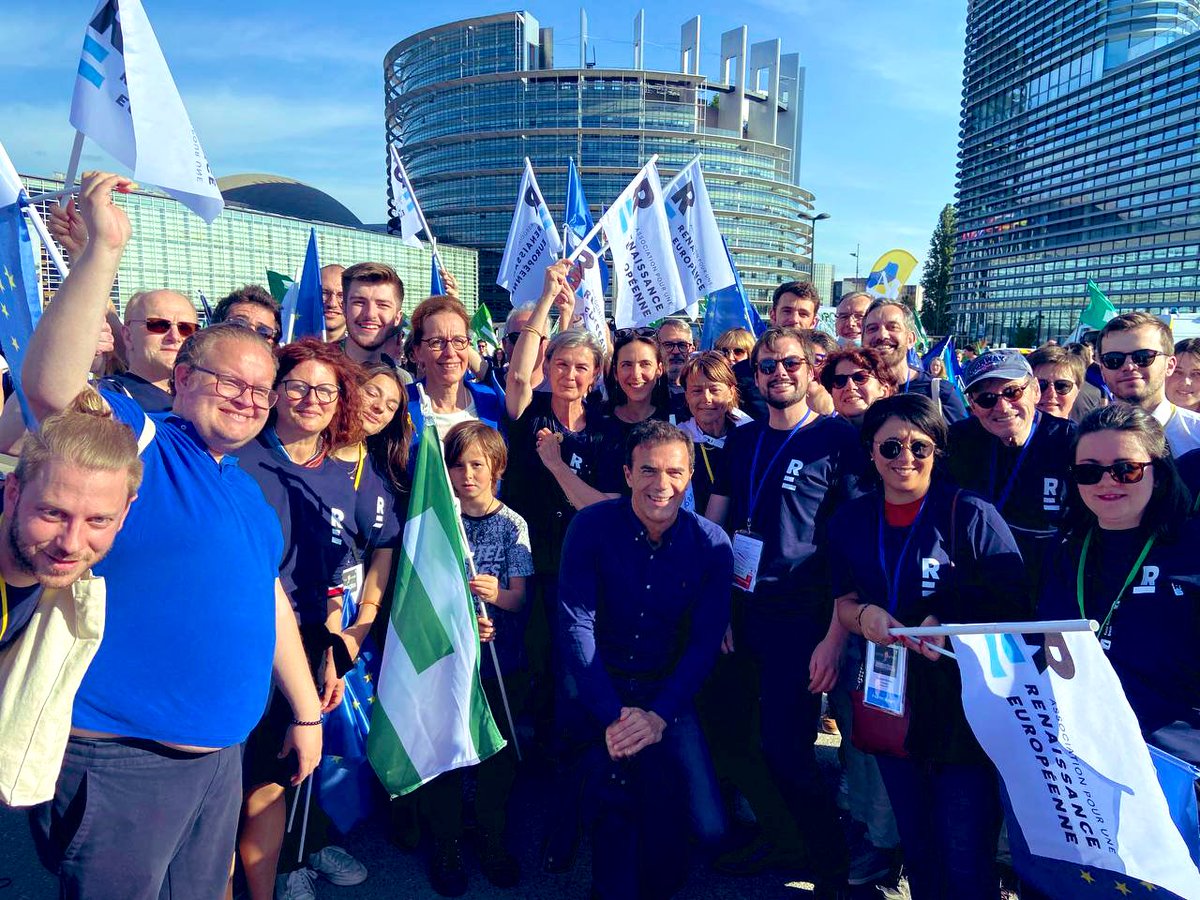 fxmenou's tweet photo. Depuis deux ans, elle nous a aidé à résister, elle nous a protégé, elle nous a soigné.
Aujourd’hui elle est aux côtés d’un peuple et d’un État voisin sauvagement agressés.

L’Europe méritait bien une marche à la veille du 9 mai. 🚶🏻‍♂️🇪🇺🙏🏼 @RenaissanceUE https://t.co/erPCqpkRo9