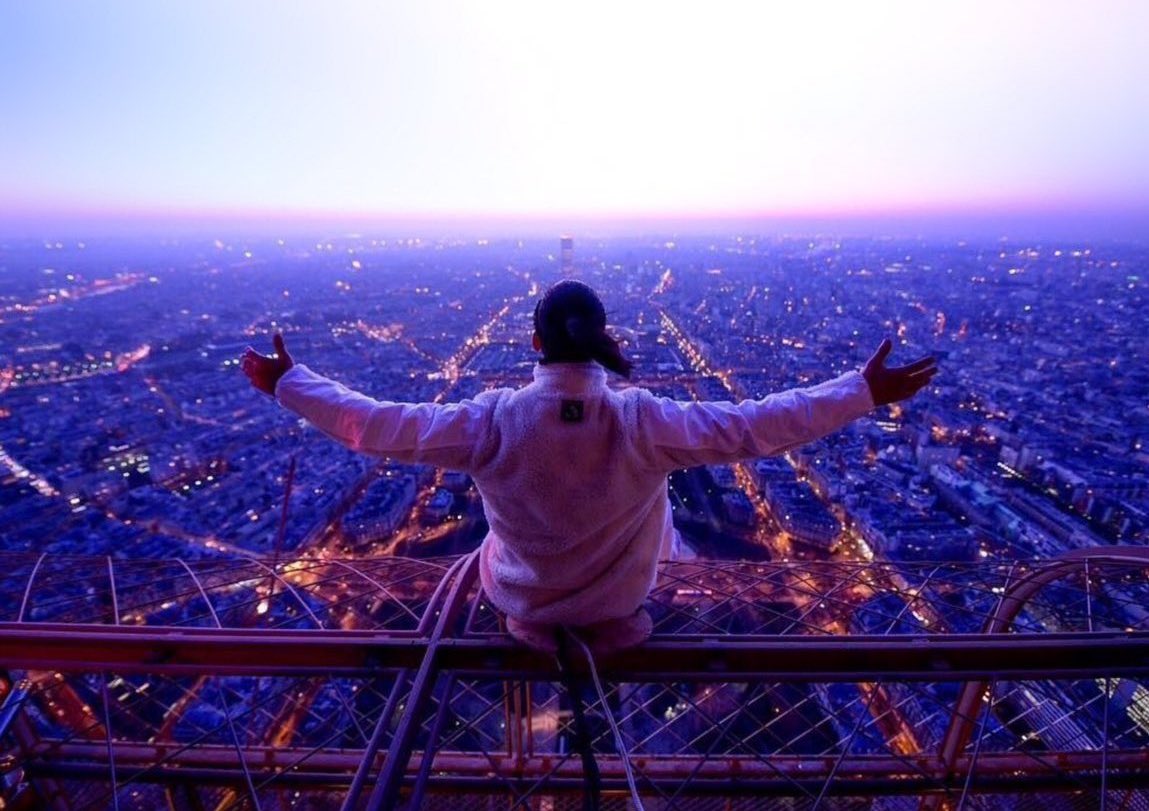 GRINDIN_Radio's tweet image. PNL en el clip de ‘DA’ (2016), apuntando a la Torre Eiffel

PNL en el clip de ‘Au DD’ (2019), en lo alto de la Torre Eiffel
