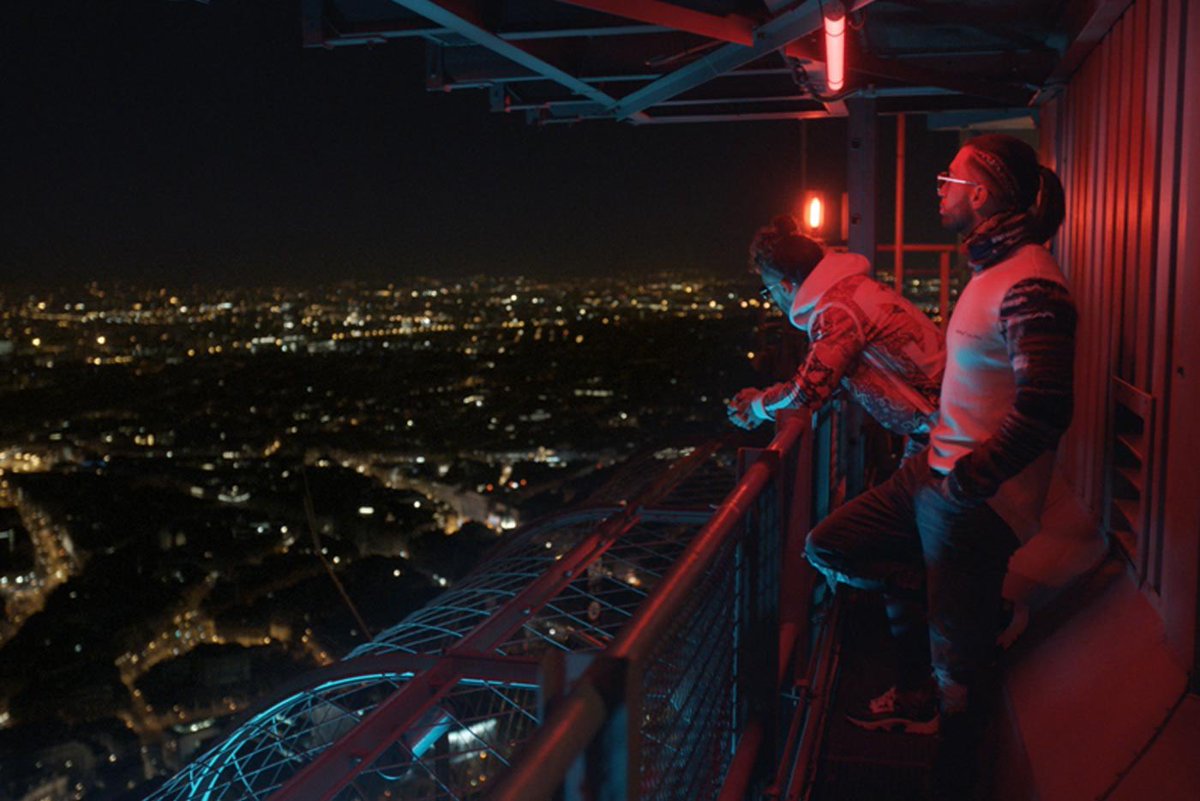 GRINDIN_Radio's tweet image. PNL en el clip de ‘DA’ (2016), apuntando a la Torre Eiffel

PNL en el clip de ‘Au DD’ (2019), en lo alto de la Torre Eiffel