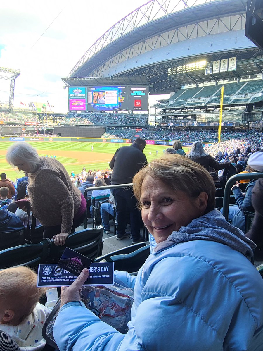 5throw's tweet image. Happy Mothers Day! New bag and a Gift Card! #SeaUsRise @Mariners @MarinersPR