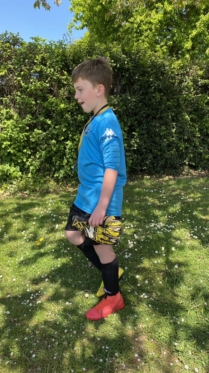 OTheyoungwall's tweet photo. Awesome performance today in the friendly vs u11’s…
Getting ready for the big change next Sunday in Herts finals 

#grassrootsfootball #football #soccer #FootieStories #hemelaces #goalkeeper #goalkeepers #gksaves #Hardwork #topoftheleague #GOAT𓃵 https://t.co/esEOMO2Fz5