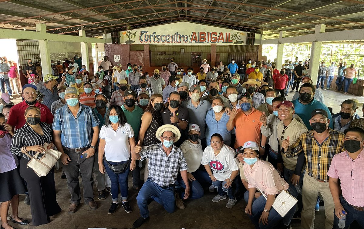 romuloroux's tweet photo. Hoy en La Mesa, Veraguas, participé de inscripciones y reunión de organización con mis grandes amigos Albis Camarena y Jhon Hidalgo; gracias autoridades, convencionales y precandidatos del circuito 9-2 por su apoyo a nuestro proyecto presidencial que busca hacer las cosas bien. https://t.co/9gypAd4NyM