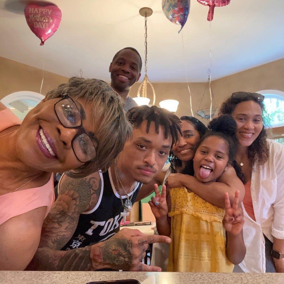 datgirlchilli's tweet photo. Happy Motherβs Day stay safe love yβall π½πππ€π @officialchilli #rozondathomas #chillithomas #mothersday #twins #chillitlc https://t.co/8k7tUV7GfC