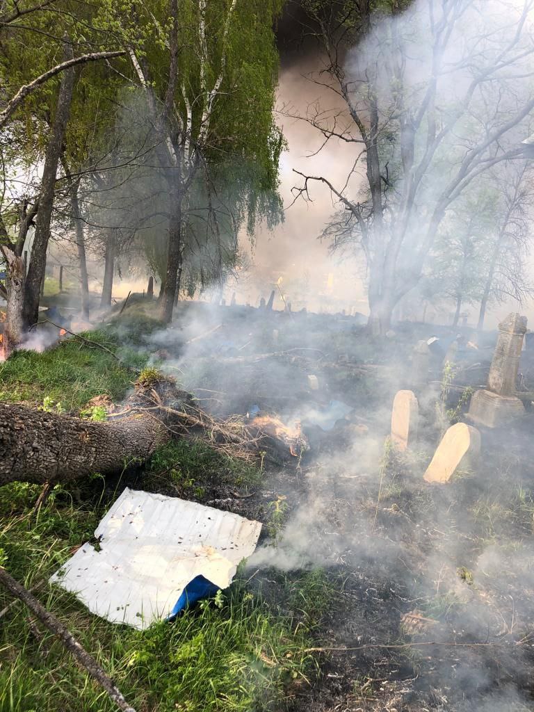 xjunk1e's tweet photo. это еврейское кладбище в глуховской громады которое сегодня разбомбила российская ракета. 

несколько минут назад об этом сообщил дмитрий живицкий. https://t.co/g0kcRocubw