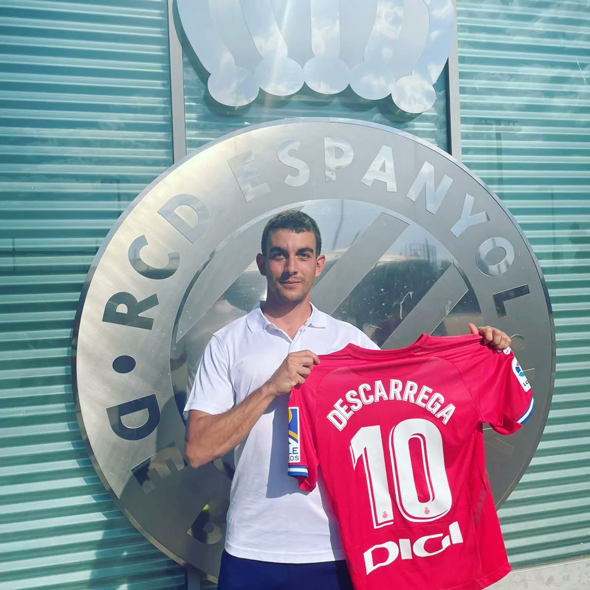 Gerry_400m's tweet photo. Dejo el atletismo y me incorporo como portero titular en @RCDEspanyol 🙈🤣💪🏻🙌🏻 es broma! Gracias por esta brutal experiencia y esta camiseta que llevaré con orgullo! https://t.co/k8o0ZCK36p