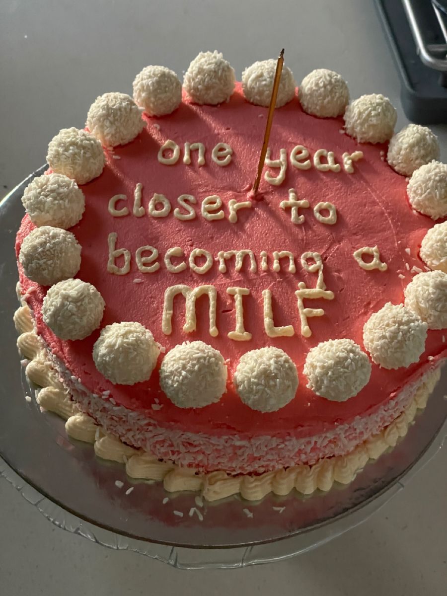 cakes with threatening auras (@threateningcake) on Twitter photo 