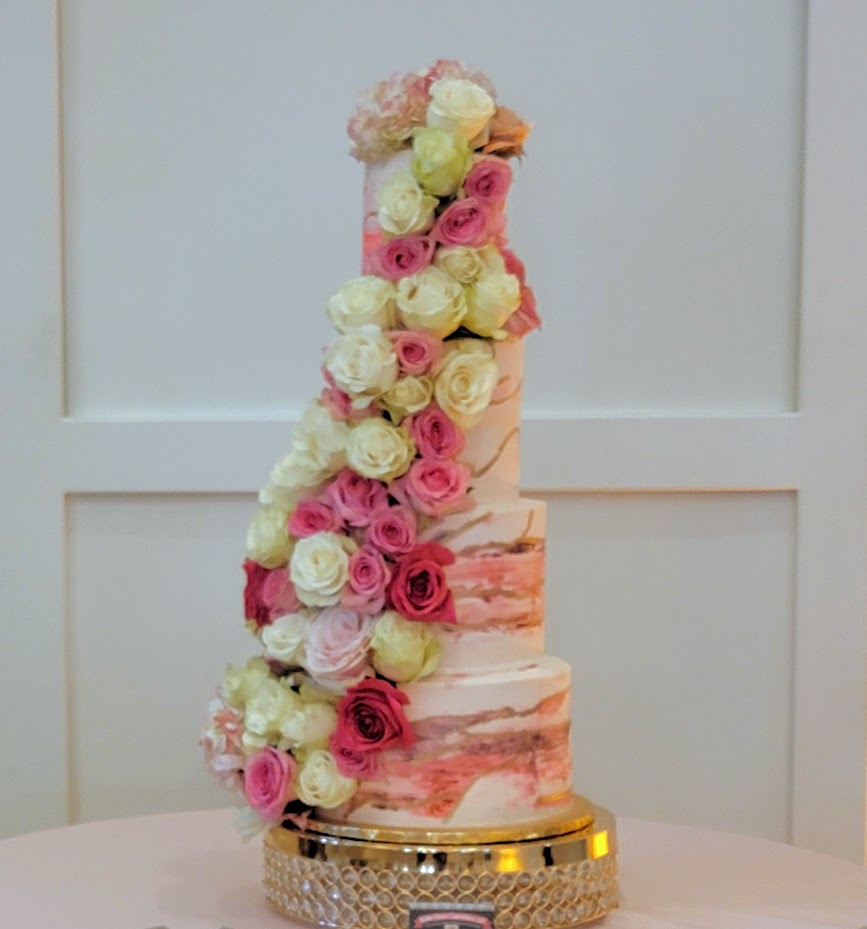 Happy Mother's Day, with roses. #MothersDay #MothersDay2022 #motherhood #greatcakesarebornhere #butterbearscupcakery #bbweddingsdfw #wedding