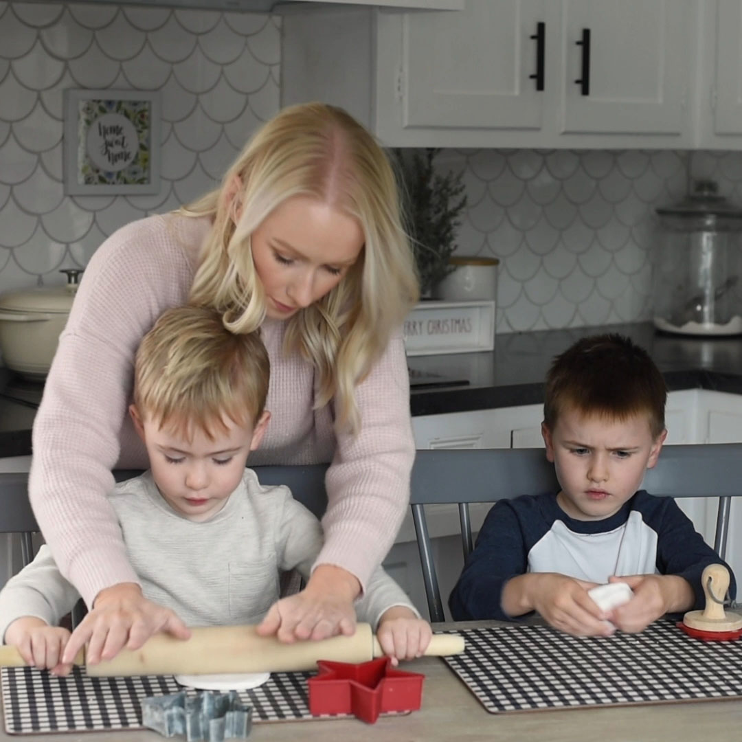 This #MothersDay step into the kitchen and bond with mom. You have everything you need, including the most important ingredient – #Mom herself! Wishing all our Weiman Moms a Happy Mother's Day! 💐👩‍🍳🍽️ #Weiman
📸: @AshWisdom
📸: @JetPlaneMommy
📸: <a href="/JennaKateAtHome/">Jenna Kate at Home</a>