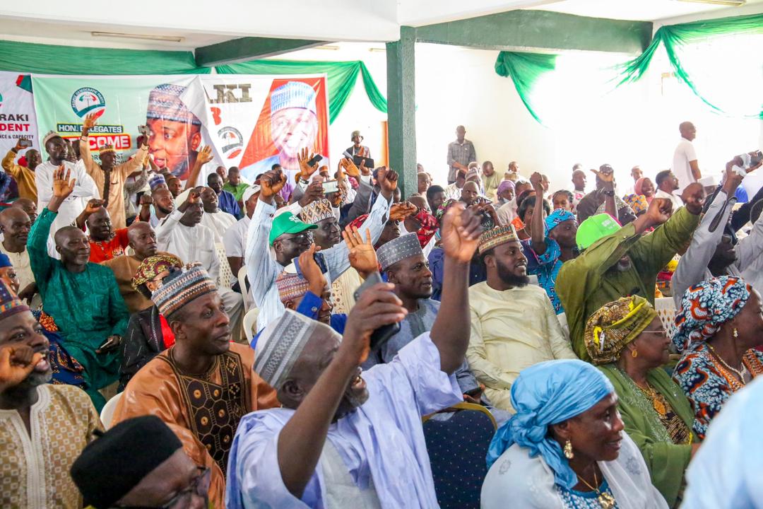 TosanBright's tweet image. Mammoth Crowd as Sen.Dr Bukola Saraki arrived Kaduna to meet with Party leaders and delegates.He is Loved by all.with him Nigeria will be great again.

#RealSolution.
#FixNigeria
#ABS2023