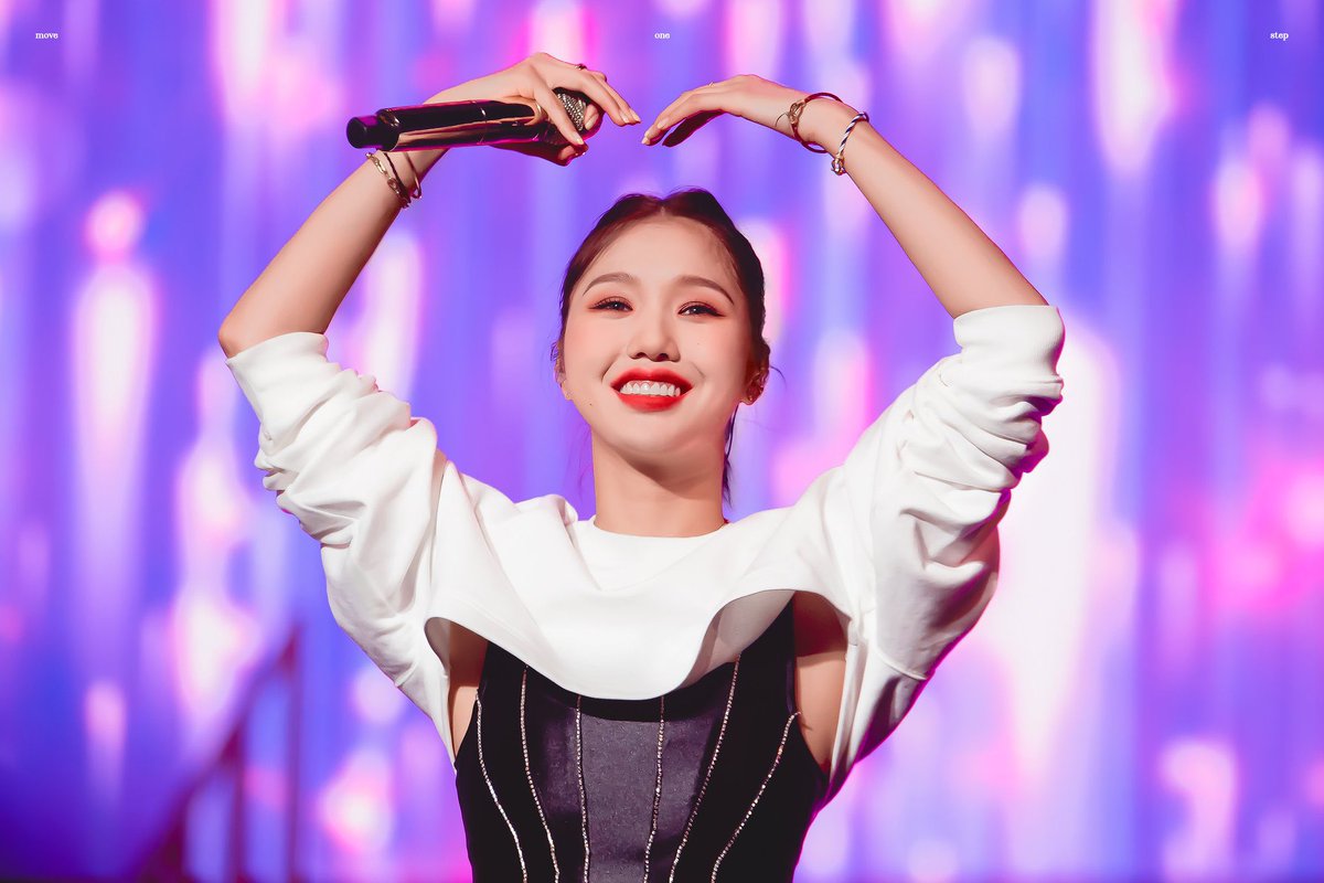 220430 © move one step
› #오마이걸 #미미
