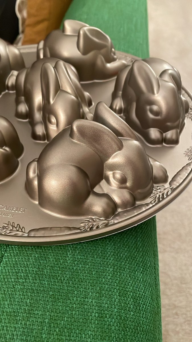 Bunnytorte's tweet photo. @NiaVardalos I found a cake pan for @Lainie_Kazan https://t.co/woZWs3Fm61