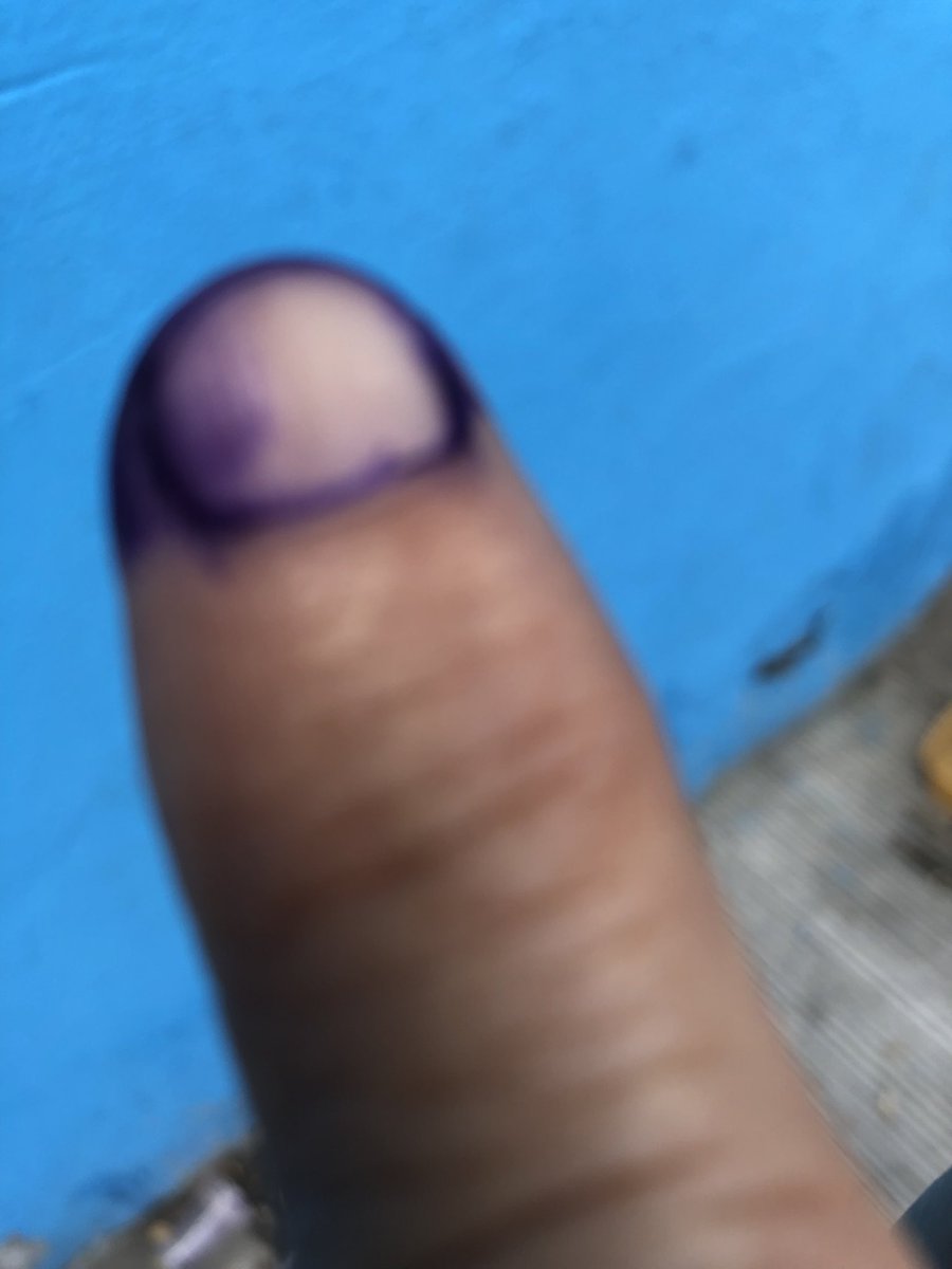 LouLoi83's tweet photo. anim na senior ang kasabayan ko . Pretending as super senior slowly walking papunta sa upuan. Robredo Kiko ang shaded. Lord Hear us!! https://t.co/7WVPtl7jaq
