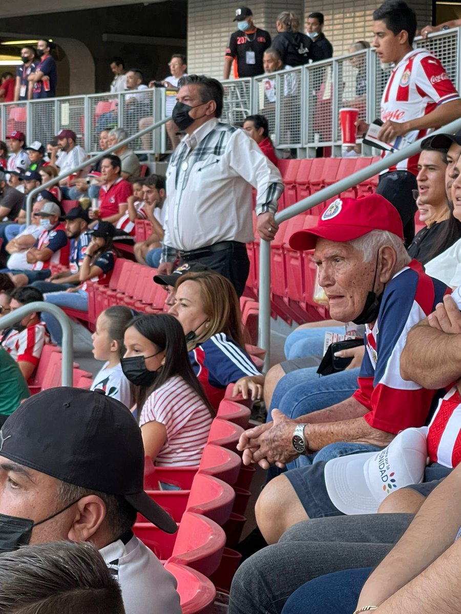 othonsantillan's tweet photo. Hey @chivas ahí en el estadio está alguien que estuvo en todos los campeonatos  de @chivas (incluso en el primer campeonato en el parque oro ) !.. como lo sé ? Porque es mi papá ! #chivas #116chivas #116años #guadalajara @Historia_Chivas https://t.co/wvm2klNVtl