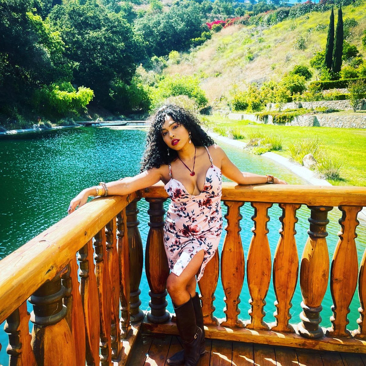 sashbashi's tweet photo. Thank you @primevideo @lacmagazine for a wonderful day. 🎥🎬🎟
#fyc #primevideo #laconfidential #actorslife #actresslife #actresslifestyle #beverlyhills #lakeside #bootseason #primetheater #naturevibes #redcarpet #backyard #viewoftheday #fashiondiary #stylejunkie #pose https://t.co/YssPTRrhsF