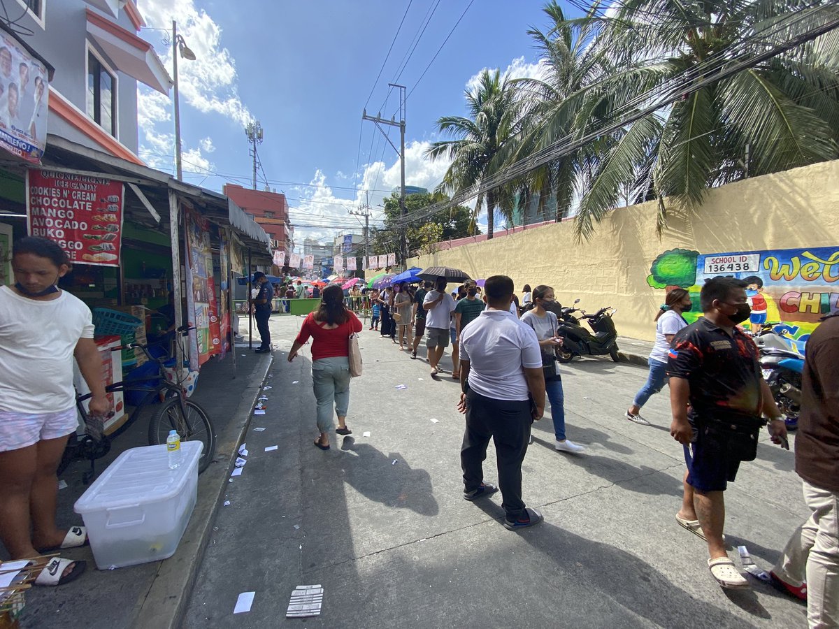 romeltv5's tweet photo. Mahabang pila asahan na sa mga magnanais bomoto sa Magat Salamat Elementary School sa Tondo nasa 33,000 na botante ang inaasahang dadagsa sa lugar ngayong araw. @News5PH @onenewsph #BilangPilipino2022 https://t.co/boKaSMydCT