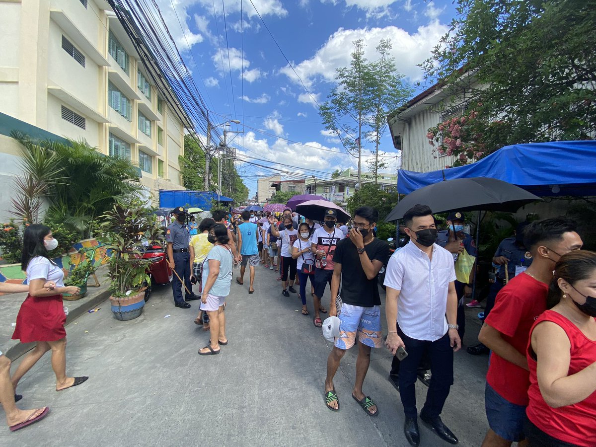 romeltv5's tweet photo. Mahabang pila asahan na sa mga magnanais bomoto sa Magat Salamat Elementary School sa Tondo nasa 33,000 na botante ang inaasahang dadagsa sa lugar ngayong araw. @News5PH @onenewsph #BilangPilipino2022 https://t.co/boKaSMydCT
