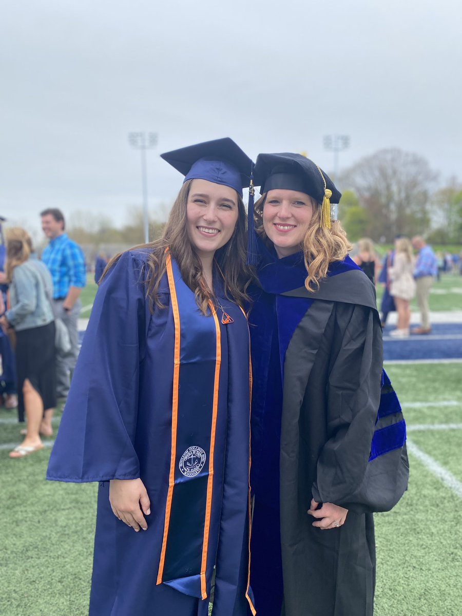 KellyLRonald's tweet photo. Celebrating graduation with one of my first students in the #RonaldLab! Congratulations @madisynrkovacs !! Can’t wait to see all the great things you will do ❤️🥰😍 #HopeCollege #Classof2022 https://t.co/yAS8KNdYzv
