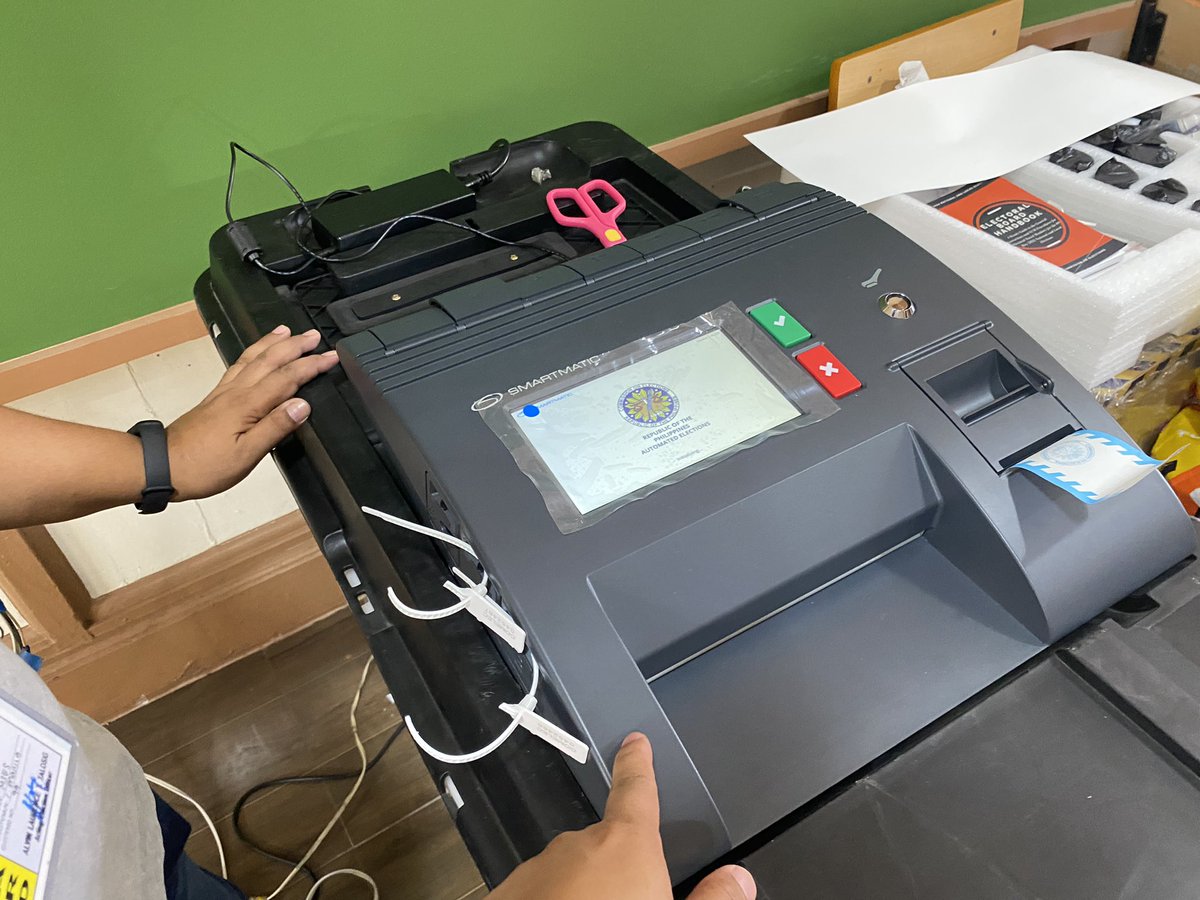 romeltv5's tweet photo. Vcm sa cluster 99 ng Magat Salamat Elementary School di gumagana, kaya naman sa make shift ballot box muna nilalagay ang mga balota na gamit na at saka na lang ito ipapasok sa vcm pag nakumpini na ang makina. @News5PH @onenewsph #BilangPilipino2022 https://t.co/lHDfsftVkM