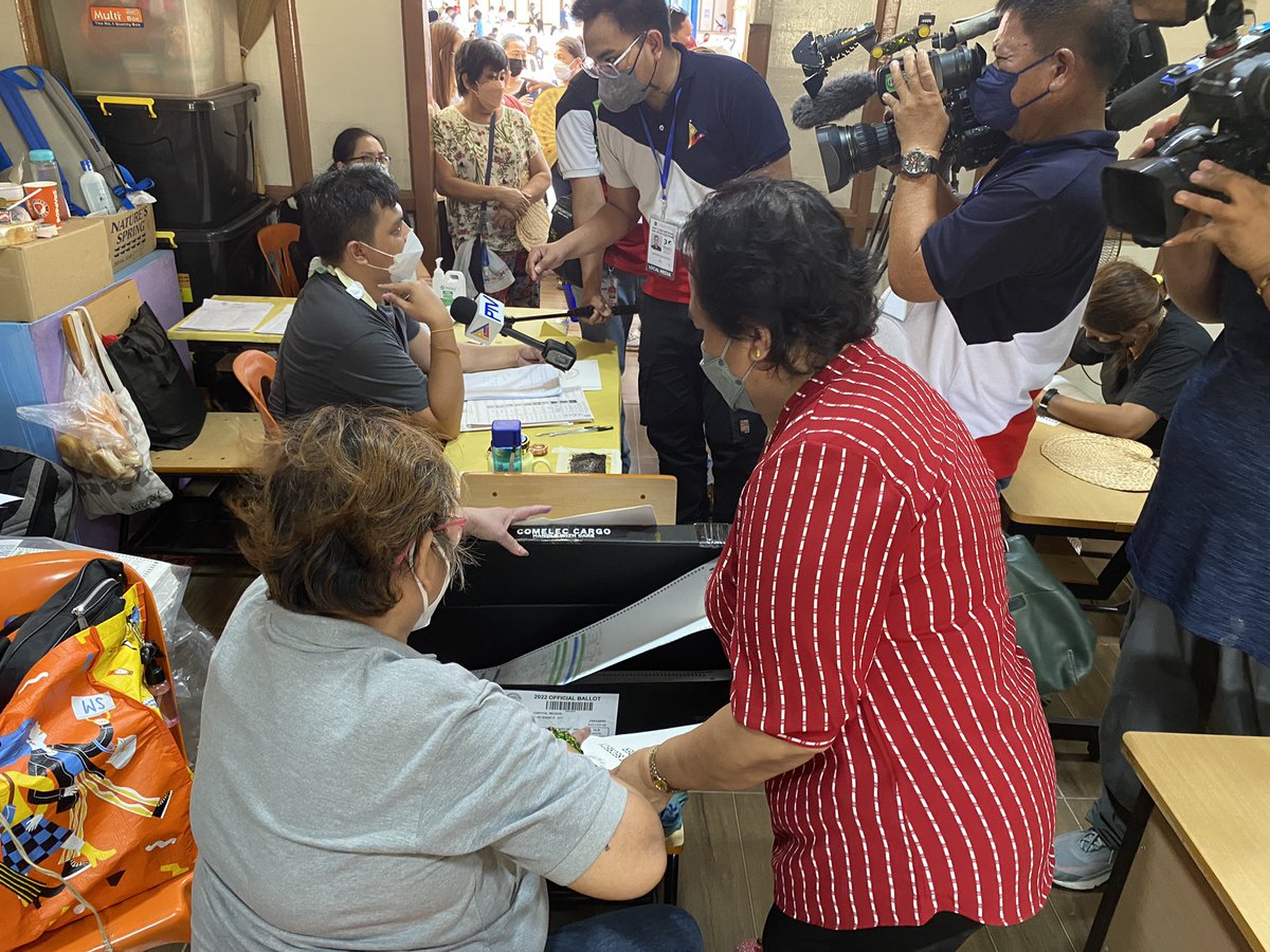 romeltv5's tweet photo. Vcm sa cluster 99 ng Magat Salamat Elementary School di gumagana, kaya naman sa make shift ballot box muna nilalagay ang mga balota na gamit na at saka na lang ito ipapasok sa vcm pag nakumpini na ang makina. @News5PH @onenewsph #BilangPilipino2022 https://t.co/lHDfsftVkM